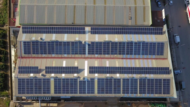 Instalación de paneles solares en empresa - TCLEC